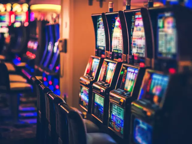 Work the Differences Between Online and Land-based Casinos