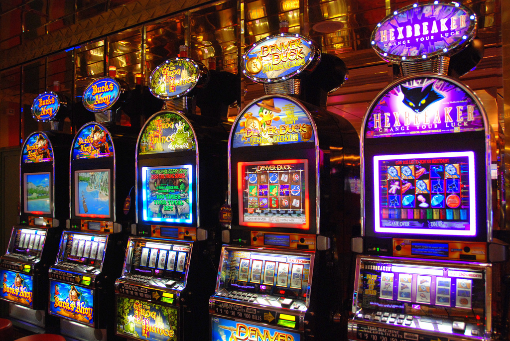 Bonus Rounds and Free Spins Light Up Online Slot Play